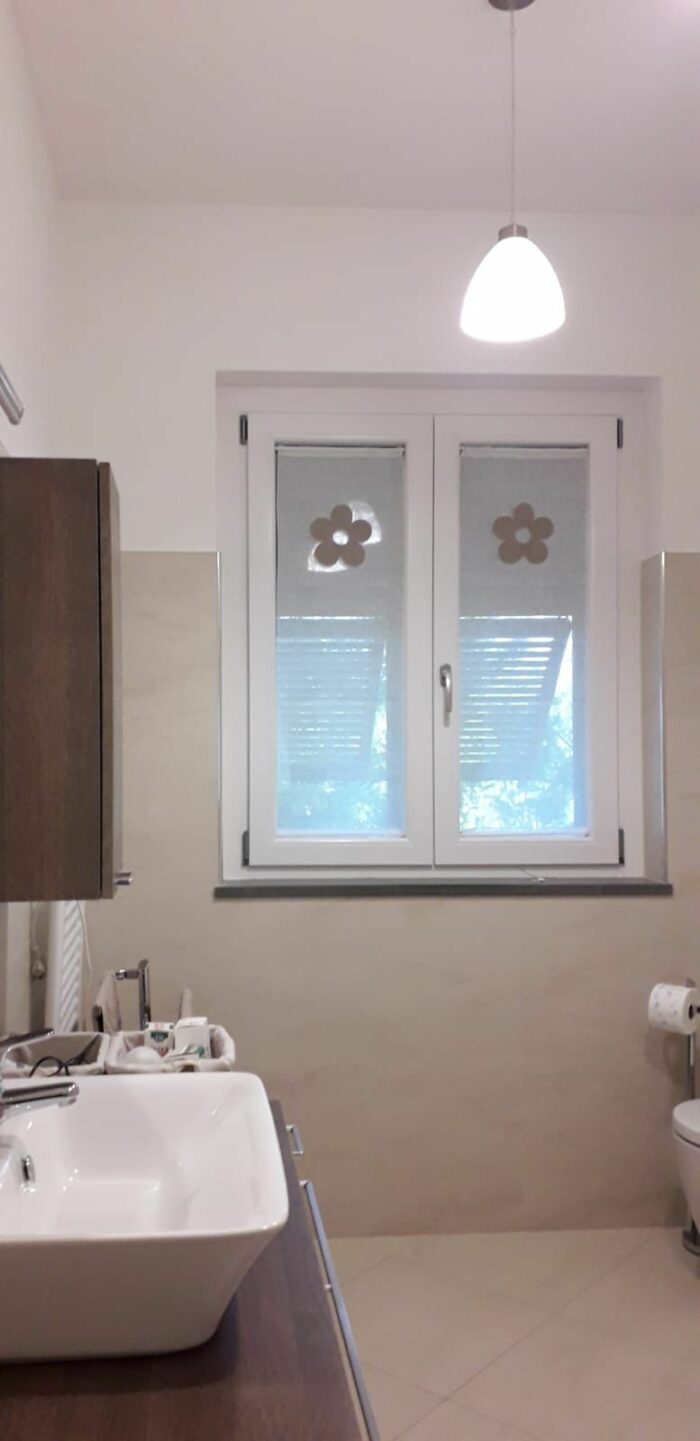 Modello tenda con applicazione fiore - lino leggero - immagine 4