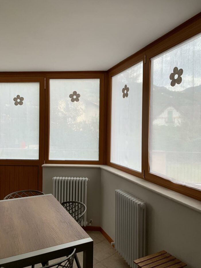 Modello tenda con applicazione fiore - lino leggero - immagine 2