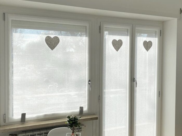 Modello tenda con applicazione cuore classico - lino leggero