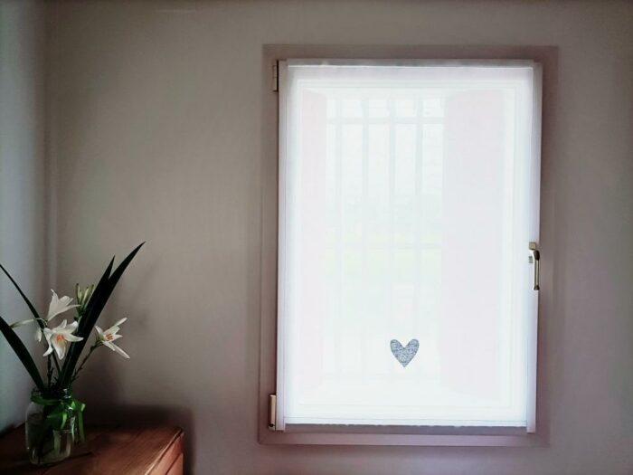 Modello tenda con applicazione cuore moderno - lino leggero - immagine 2