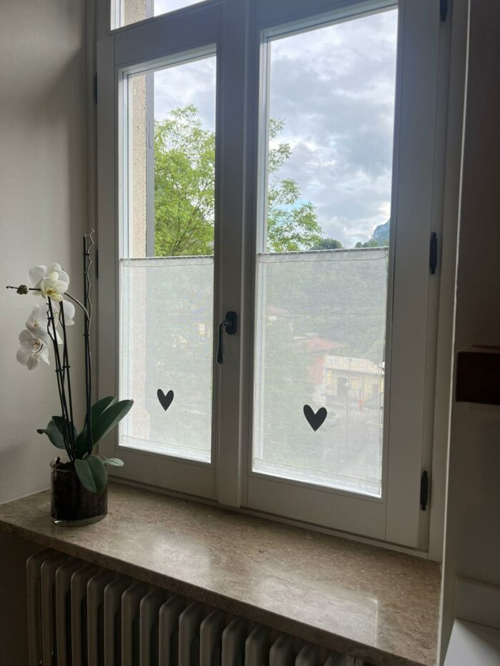 Modello tenda con applicazione cuore moderno - lino leggero - immagine 4