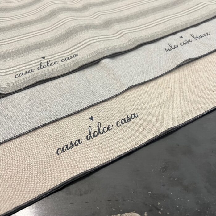 Runner cotone antimacchia scritta