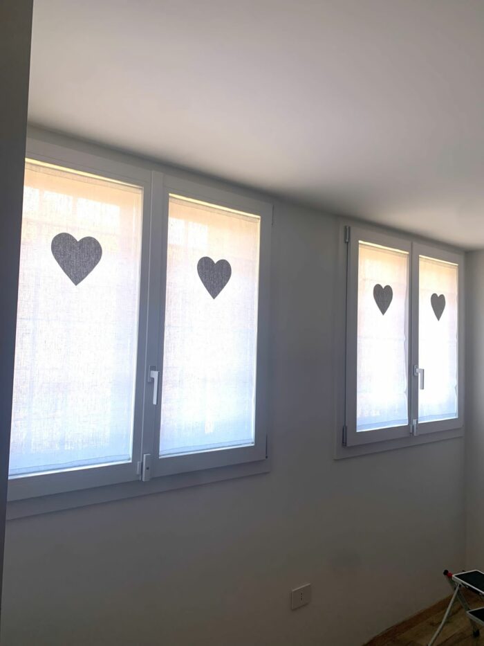 Modello tenda con applicazione cuore classico - lino pesante - immagine 2