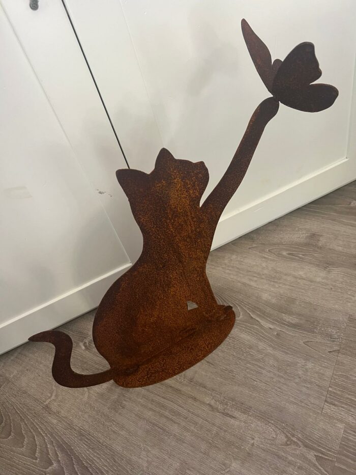 Gatto in ferro con farfalla zampa - immagine 2