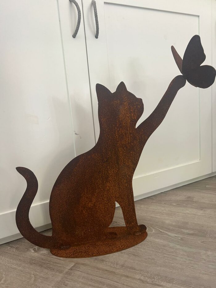 Gatto in ferro con farfalla zampa - immagine 3