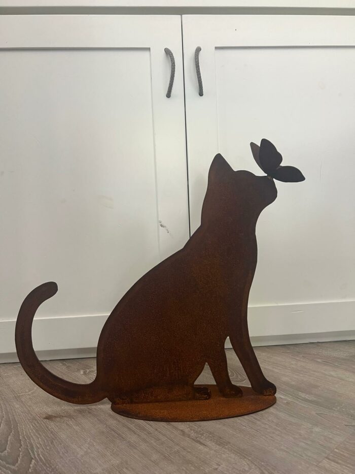 Gatto in ferro con farfalla naso