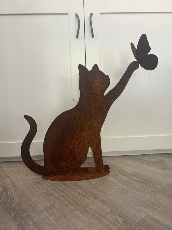 Gatto in ferro con farfalla zampa